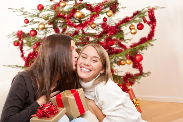 크리스마스 선물을 풀고 두 여자 — 스톡 사진