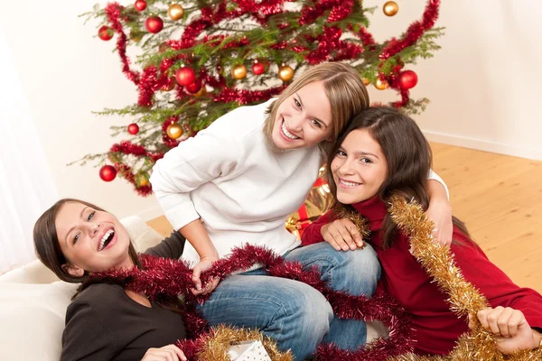 Trzy Kobiety Wesoły Zabawa Boże Narodzenie Przed Drzewo — Zdjęcie stockowe