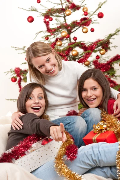 Τρεις Κοπέλες Για Διασκέδαση Για Χριστούγεννα Μπροστά Από Δέντρο — Φωτογραφία Αρχείου