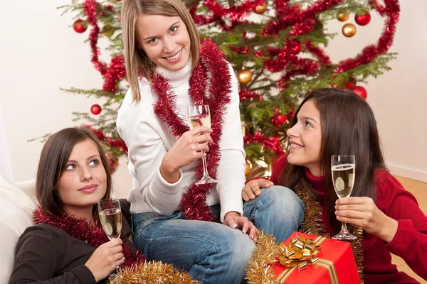 Tres mujeres jóvenes divirtiéndose en Navidad —  Fotos de Stock