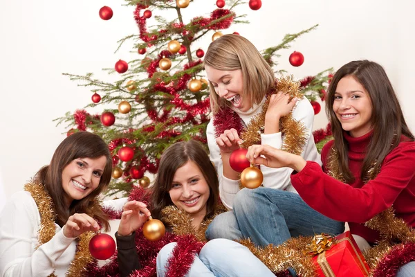 Cztery młode kobiety zabawy na Boże Narodzenie — Zdjęcie stockowe