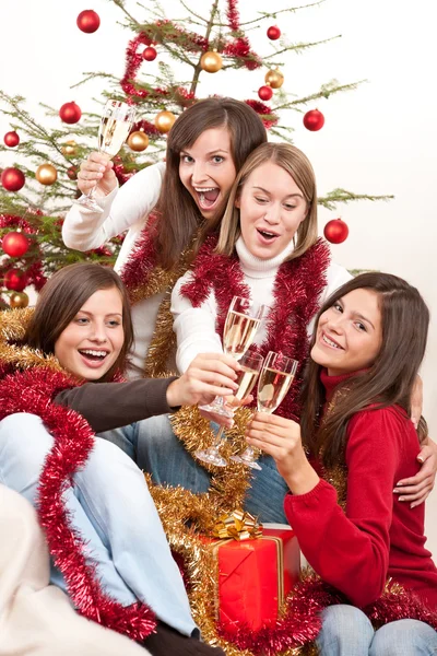 Cztery młoda kobieta opiekania z szampanem na Boże Narodzenie — Zdjęcie stockowe