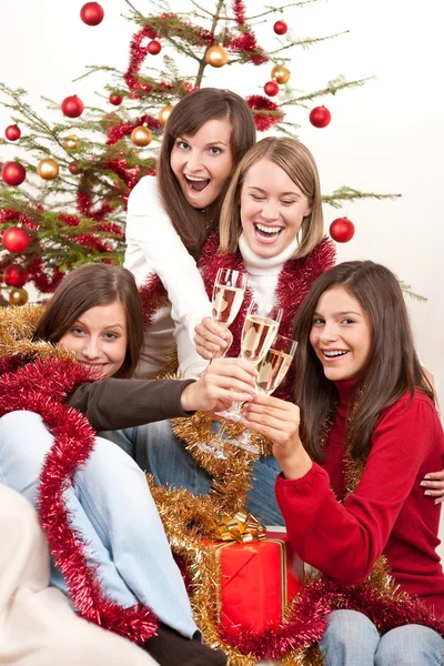 Чотири Молода Жінка Розважається Різдво Шампанським — стокове фото