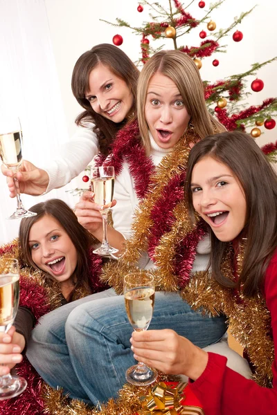 Cuatro mujeres jóvenes divirtiéndose en Navidad —  Fotos de Stock
