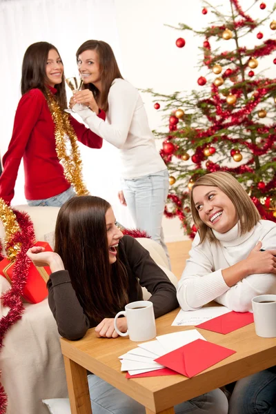 四个青年妇女开心过圣诞在一起 — 图库照片