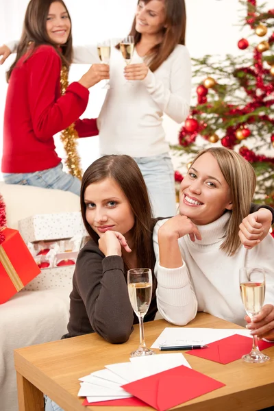 Cuatro mujeres sonrientes con copa de champán en Navidad —  Fotos de Stock