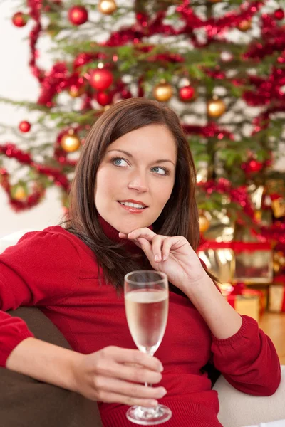 Mulher Cabelo Marrom Atraente Frente Árvore Natal Com Copo Champanhe — Fotografia de Stock