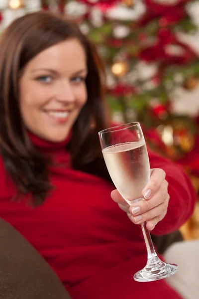 Atractiva mujer de cabello castaño delante del árbol de Navidad —  Fotos de Stock