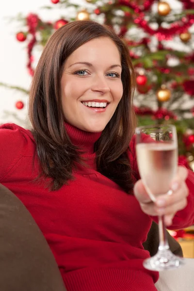 Aantrekkelijke Bruin Haar Vrouw Voor Kerstboom Met Glas Champagne — Stockfoto