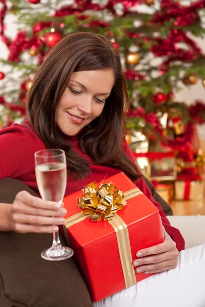 Leende Kvinna Med Julklapp Och Glas Champagne Framför Trädet — Stockfoto