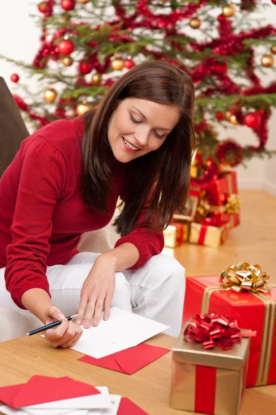 Atractiva morena escribiendo tarjetas de Navidad —  Fotos de Stock