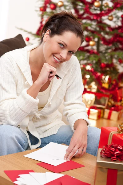 Lockande brunett skriva julkort — Stockfoto