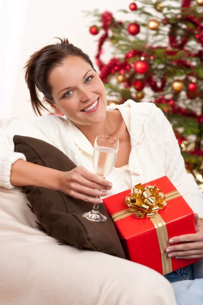 Donna Sorridente Con Regalo Natale Bicchiere Champagne Davanti All Albero — Foto Stock