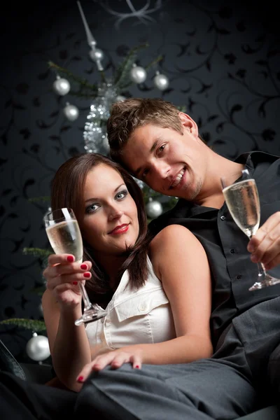 Jonge Extravagante Man Vrouw Met Champagne Zit Zilver Ingericht Kerstboom — Stockfoto