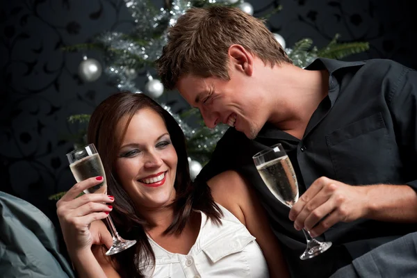 Jovem extravagante homem e mulher com champanhe no Natal — Fotografia de Stock