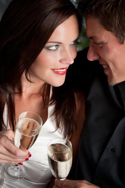 Retrato de homem e mulher extravagante com champanhe — Fotografia de Stock