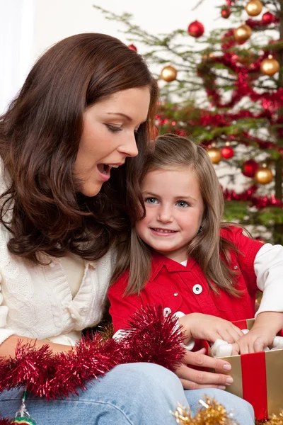 크리스마스에 아이와 어머니 — 스톡 사진
