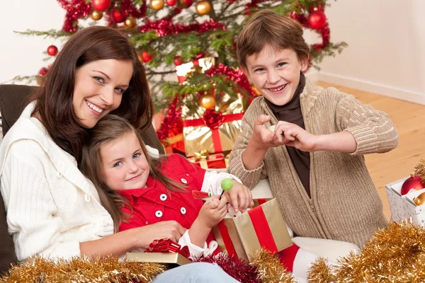 幸福的家庭 母亲与儿子和女儿在圣诞节 — 图库照片