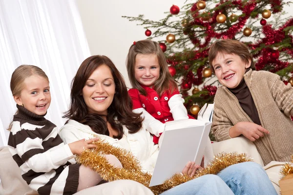 Glückliche Familie Mutter Mit Drei Kindern Weihnachten — Stockfoto