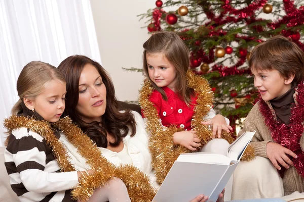 幸福的家庭 妈妈有三个孩子在圣诞节 — 图库照片