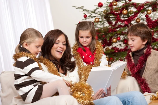 Glückliche Familie Mutter Mit Drei Kindern Weihnachten — Stockfoto