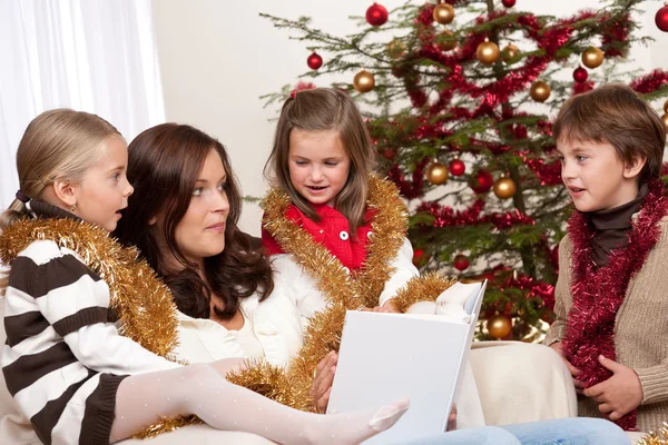 Lycklig Familj Mamma Med Tre Barn Julafton — Stockfoto