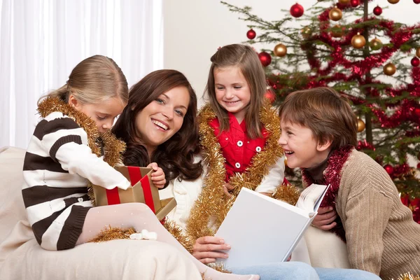 Lycklig Familj Mamma Med Tre Barn Julafton — Stockfoto