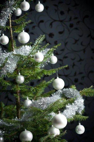 シルバー装飾ボールとチェーン バック グラウンドで黒い壁紙クリスマス モミの木 — ストック写真