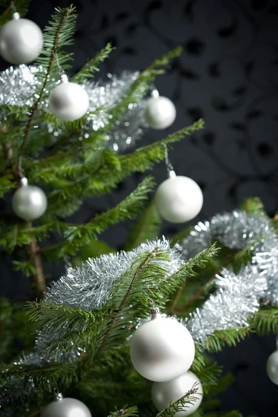 Argent décoré arbre de Noël avec des boules et des chaînes — Photo