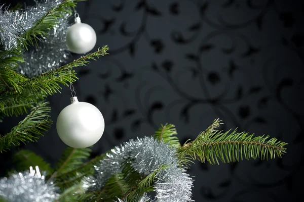 Prata árvore de Natal decorada com bolas e correntes — Fotografia de Stock