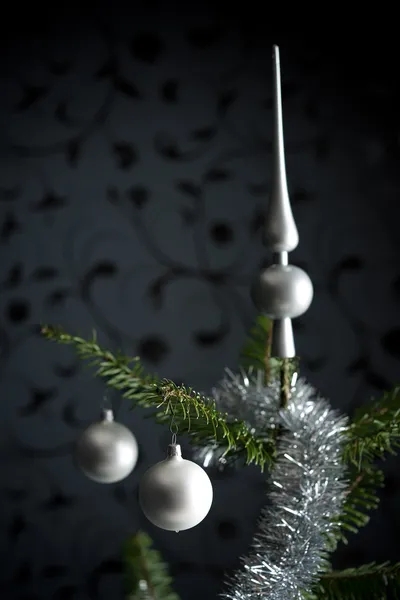 Gümüş Top ve zincir ile Noel ağacı dekore edilmiştir. — Stok fotoğraf