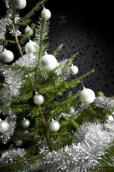 Abeto Navidad Decorado Plata Con Bolas Cadenas Fondo Pantalla Negro —  Fotos de Stock
