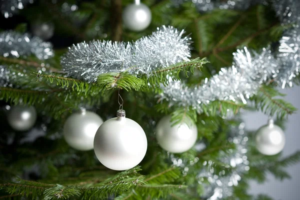 Stříbrný Vyzdobený Vánoční Strom Jedle Míčky Řetězy — Stock fotografie