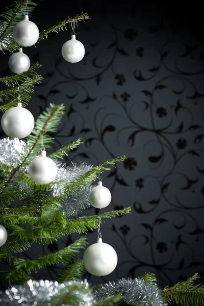 Stříbrný vyzdobený vánoční strom s míčky a řetězy — Stock fotografie