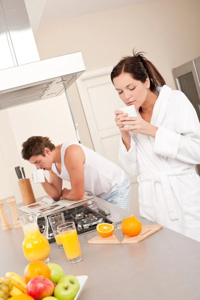 Vrouw Met Koffie Bij Het Ontbijt Keuken Man Leest Krant — Stockfoto