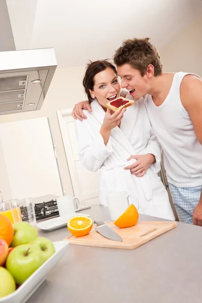 若い男性と女性の朝食にトーストを食べる — ストック写真