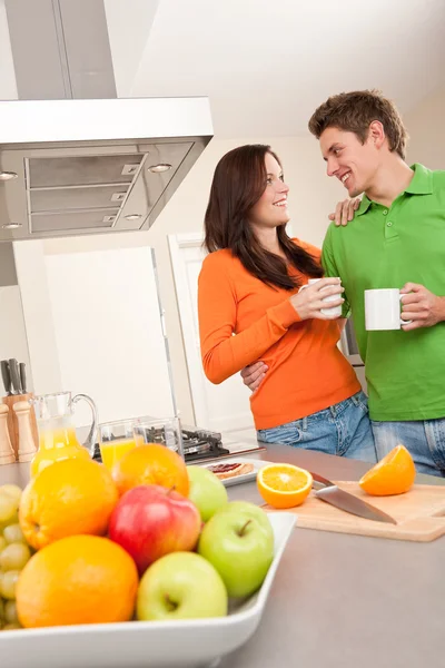 Glückliches Paar trinkt Kaffee in der Küche — Stockfoto