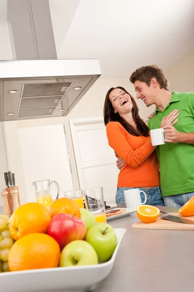 Glückliches Paar trinkt Kaffee in der Küche — Stockfoto