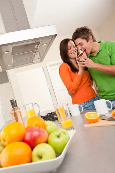 幸せなカップルが一緒に台所でコーヒーを飲む — ストック写真