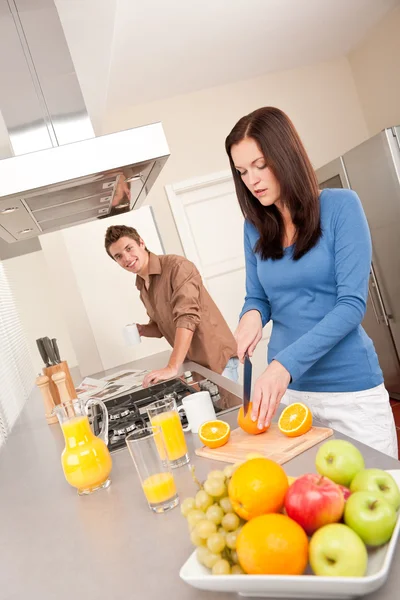 Couple heureux préparant la nourriture ensemble — Photo