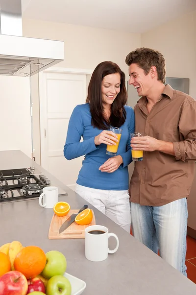 Jovem mulher e homem na cozinha — Fotografia de Stock