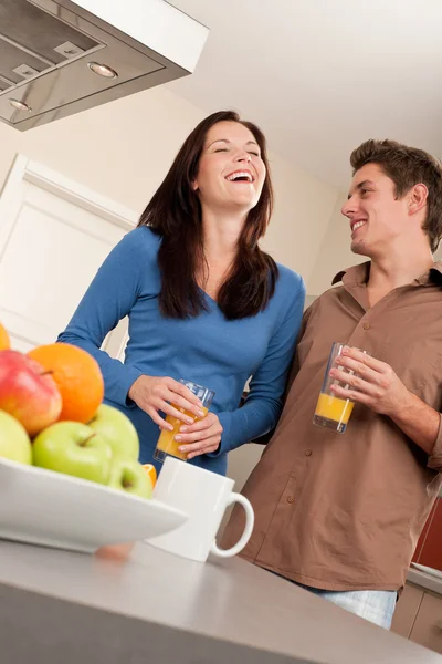 Casal Feliz Divertindo Cozinha Bebendo Suco Laranja — Fotografia de Stock