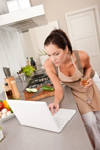 Donna Con Bicchiere Vino Bianco Laptop Cucina Cucina — Foto Stock