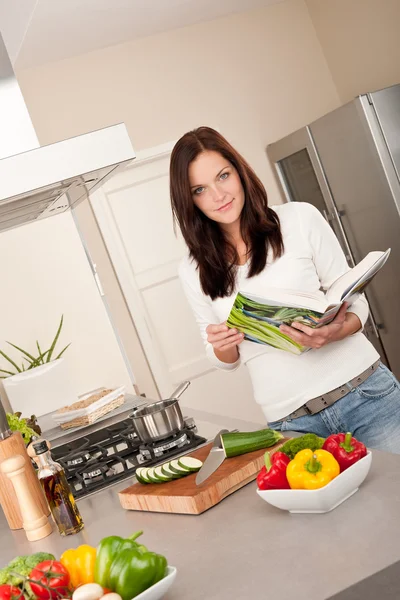 Mutfakta Yemek Kitabı Okuyan Genç Bir Kadın Yemek Tarifi Arıyor — Stok fotoğraf