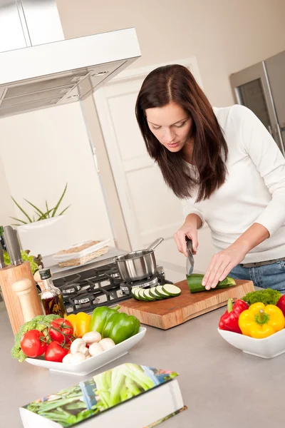 Glimlachend Gelukkig Vrouw Snijden Courgette Keuken Koken — Stockfoto