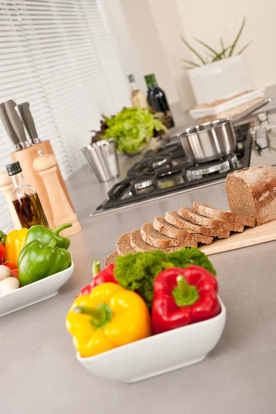 Tigela com legumes na cozinha moderna — Fotografia de Stock