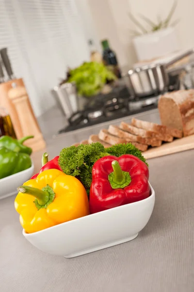 Cuenco Con Verduras Cocina Moderna Centran Pimienta —  Fotos de Stock