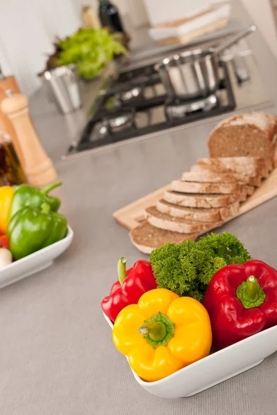 Миска з овочами на сучасній кухні — стокове фото