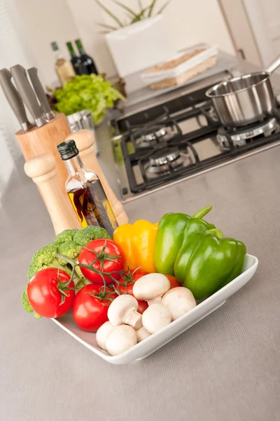 与蔬菜的现代厨房 侧重于辣椒碗 — 图库照片