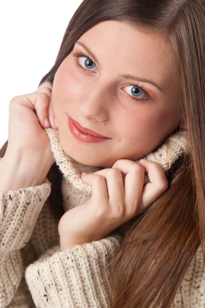 Boğazlı kazak giyen güzel genç kadın portresi — Stok fotoğraf
